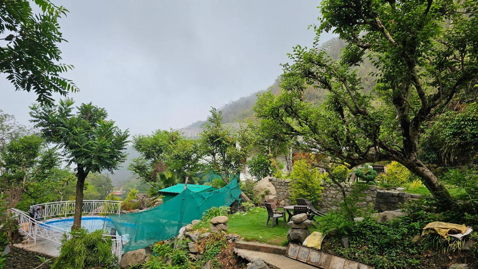 On The Rocks Hotel Kasauli Exterior foto