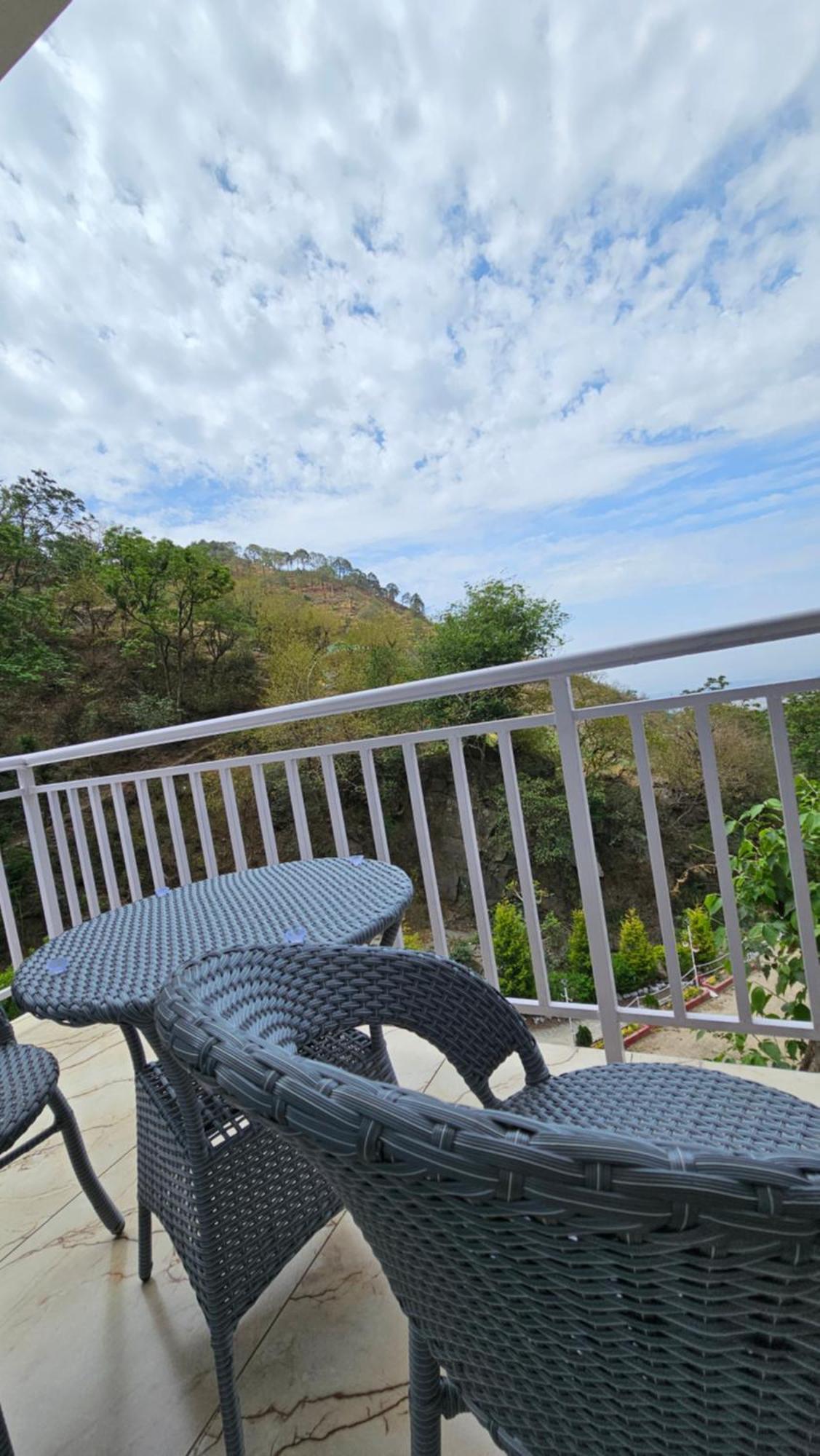 On The Rocks Hotel Kasauli Exterior foto